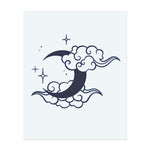 Ein Halbmond, umgeben von sanften, wirbelnden Wolken und funkelnden Sternen. Dieses Tattoo repräsentiert Geheimnis, Träume und die Schönheit der Nacht, ideal für diejenigen, die Trost und Inspiration im mondbeschienenen Himmel finden.